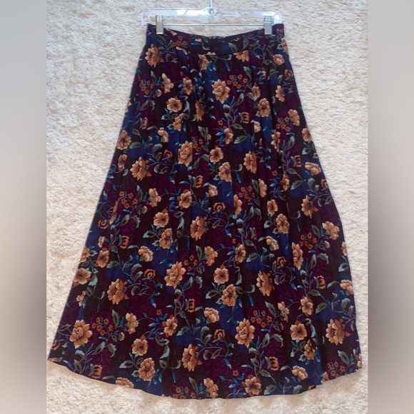 Dresses & Skirts - Vintage floral midi skirt